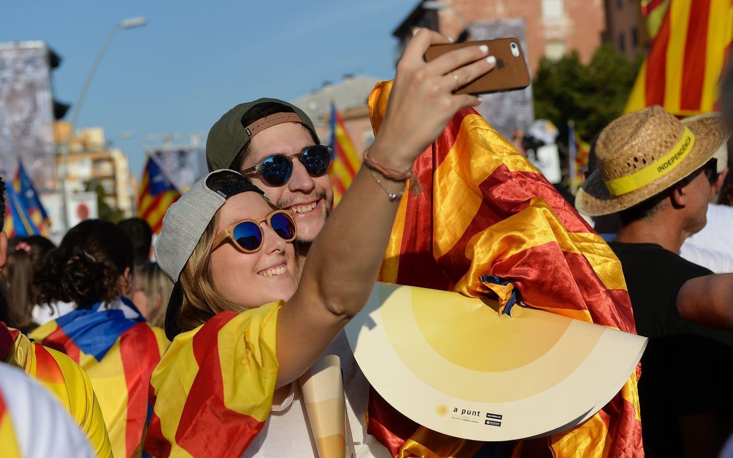 Varför inte en selfie tillsammans med sin kompis som också klätt upp sig i den katalanska flaggans färger?