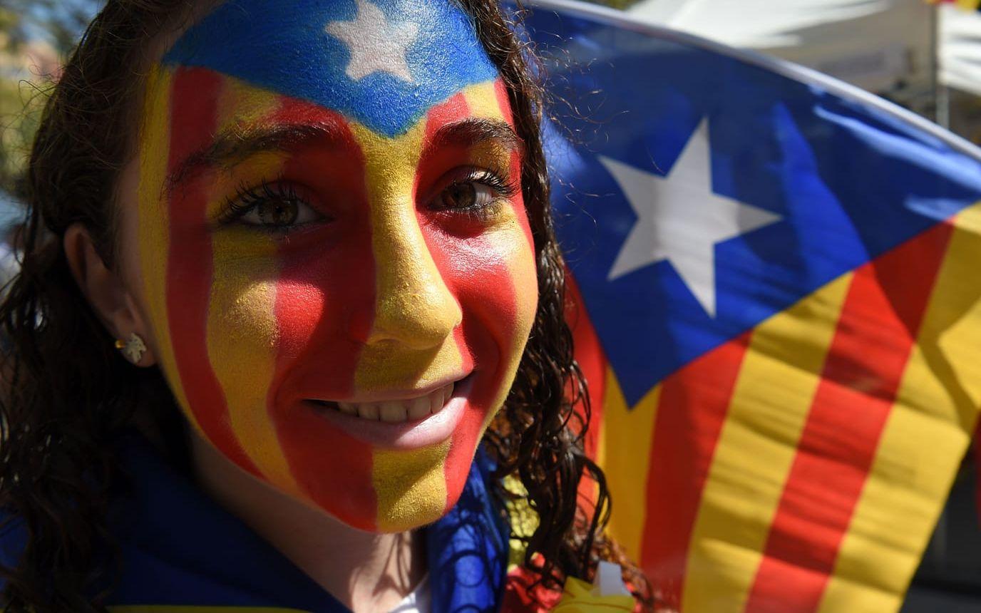En ung tjej med den katalanska flaggan ansiktsmålad var med och firande nationaldagen i Barcelona. Bild: TT