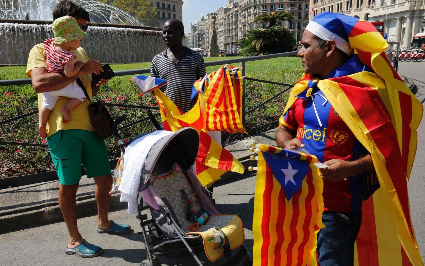 Flaggor och Barcelona-tröjor om lott på nationaldagsfirandet. Bild: TT