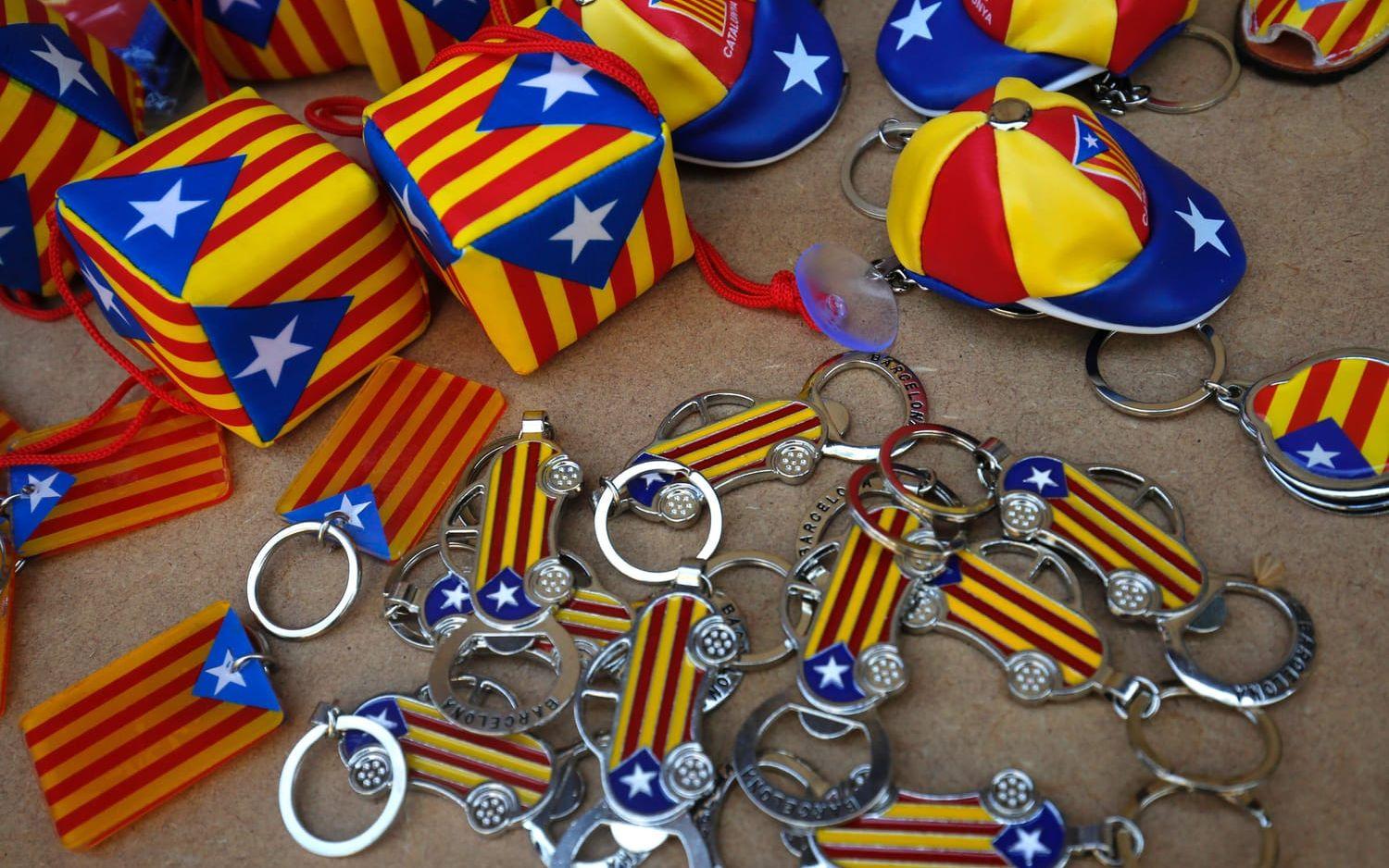 Fiffiga försäljare tog också chansen att sälja pryar i den katalanska flaggans färger. Bild: TT