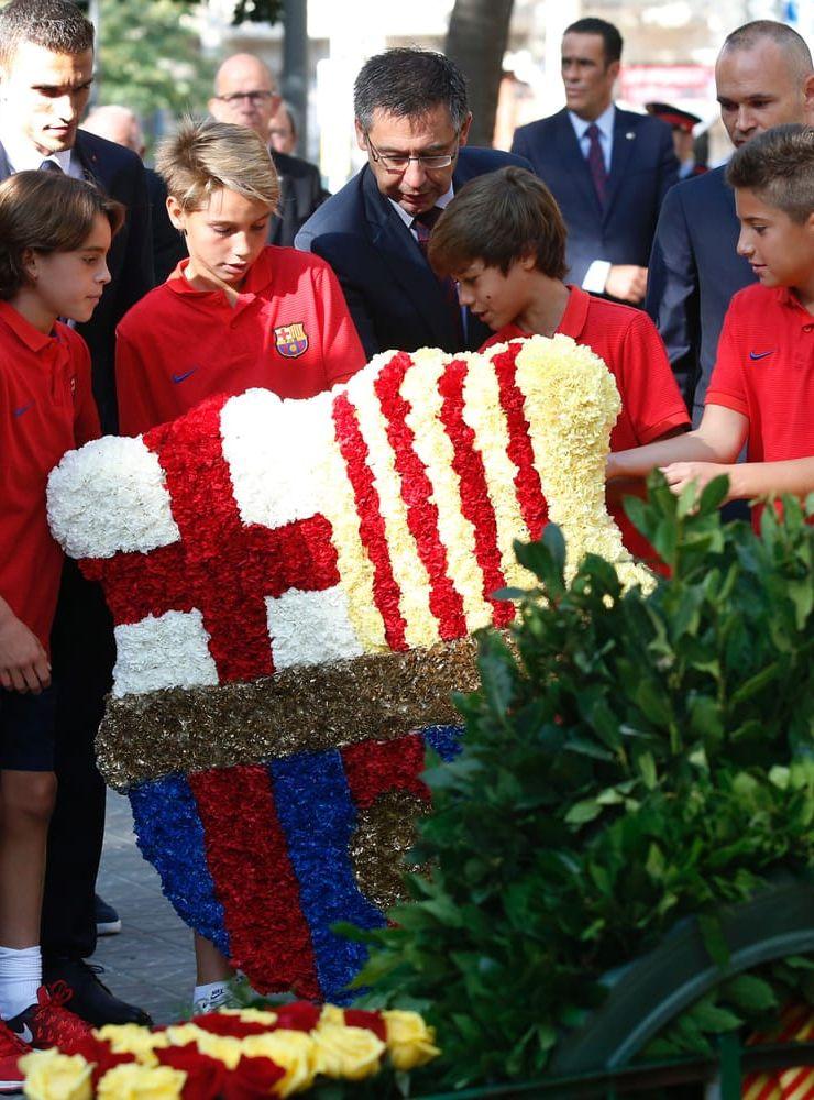 Även fotbollsklubben Barcelona var med på ett hörn. Här syns klubbens president tillsammans med spelarna Andrés Iniesta och Jordi Massip.