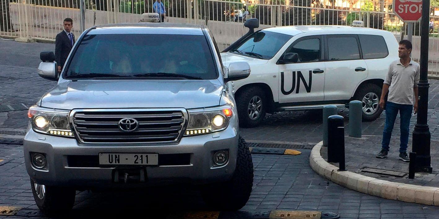 FN-fordon med inspektörer från OPCW utanför ett hotell i Damaskus. Bilden är från april.