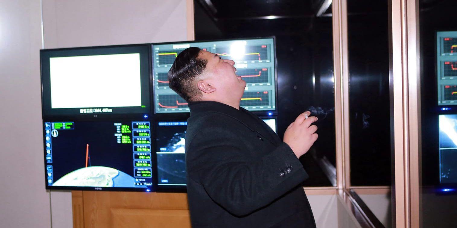 Nordkoreas ledare Kim Jong-Un inspekterar det senaste robottestet.