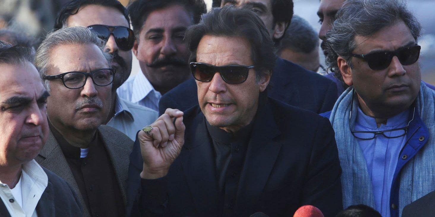 Fem månader före det val som ex-cricketstjärnan Imran Khan hoppas ska göra honom till Pakistans premiärminister skapar han stora rubriker. Detta genom att gifta sig för tredje gången, denna gång med sin andliga rådgivare Bushra Watto. Bilden från Karachi i december.