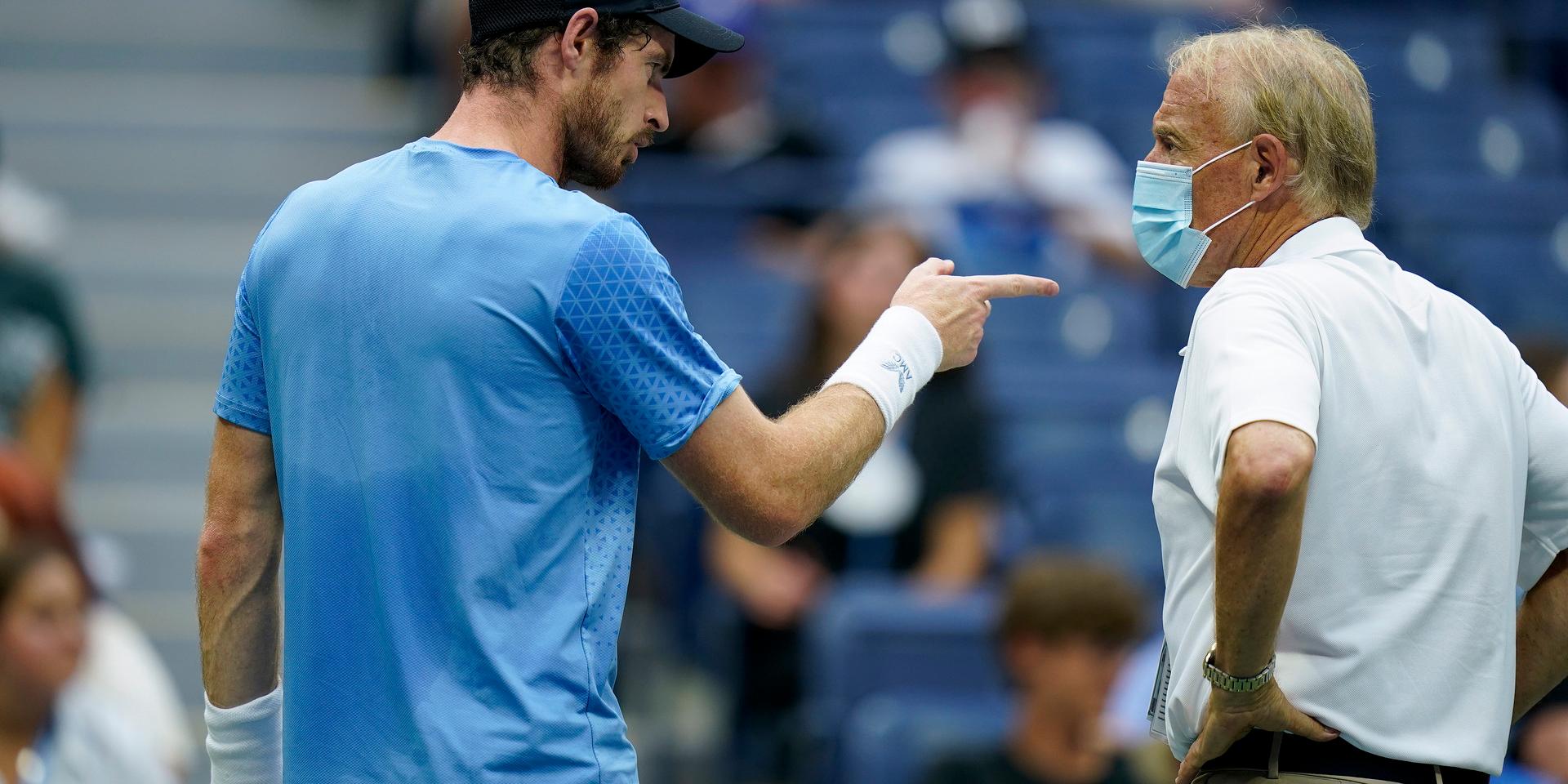 Andy Murray, Storbritannien, klagar till domaren under US Open när Stefanos Tsitsipas tar en lång toapaus. Nu regleras spelarnas avbrott under matcherna. Arkivbild.