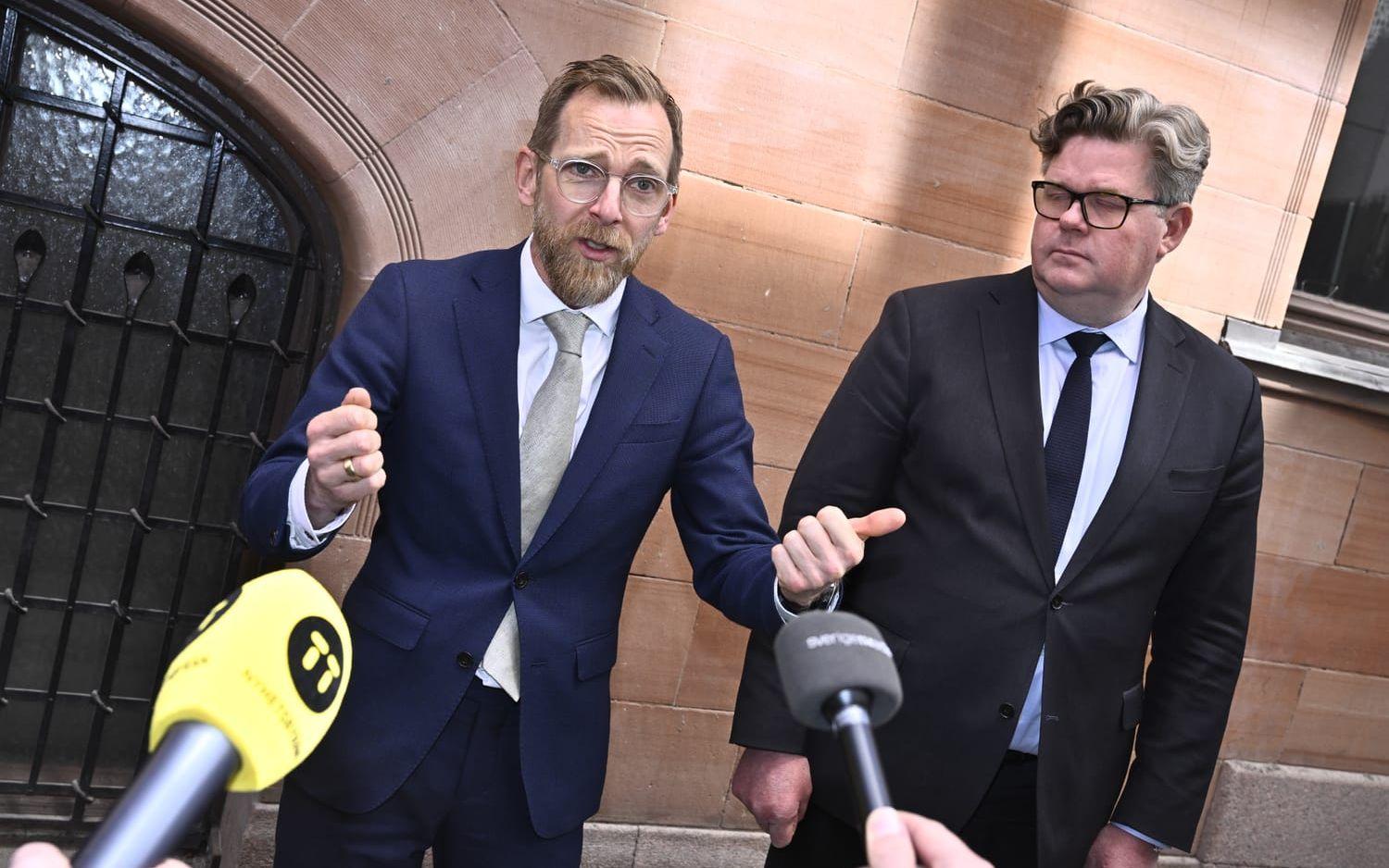 Regeringen, företrädd av idrottsminister Jakob Forssmed (KD) och justitieminister Gunnar Strömmer (M), möter pressen efter krismötet med fotbollförbundet. 