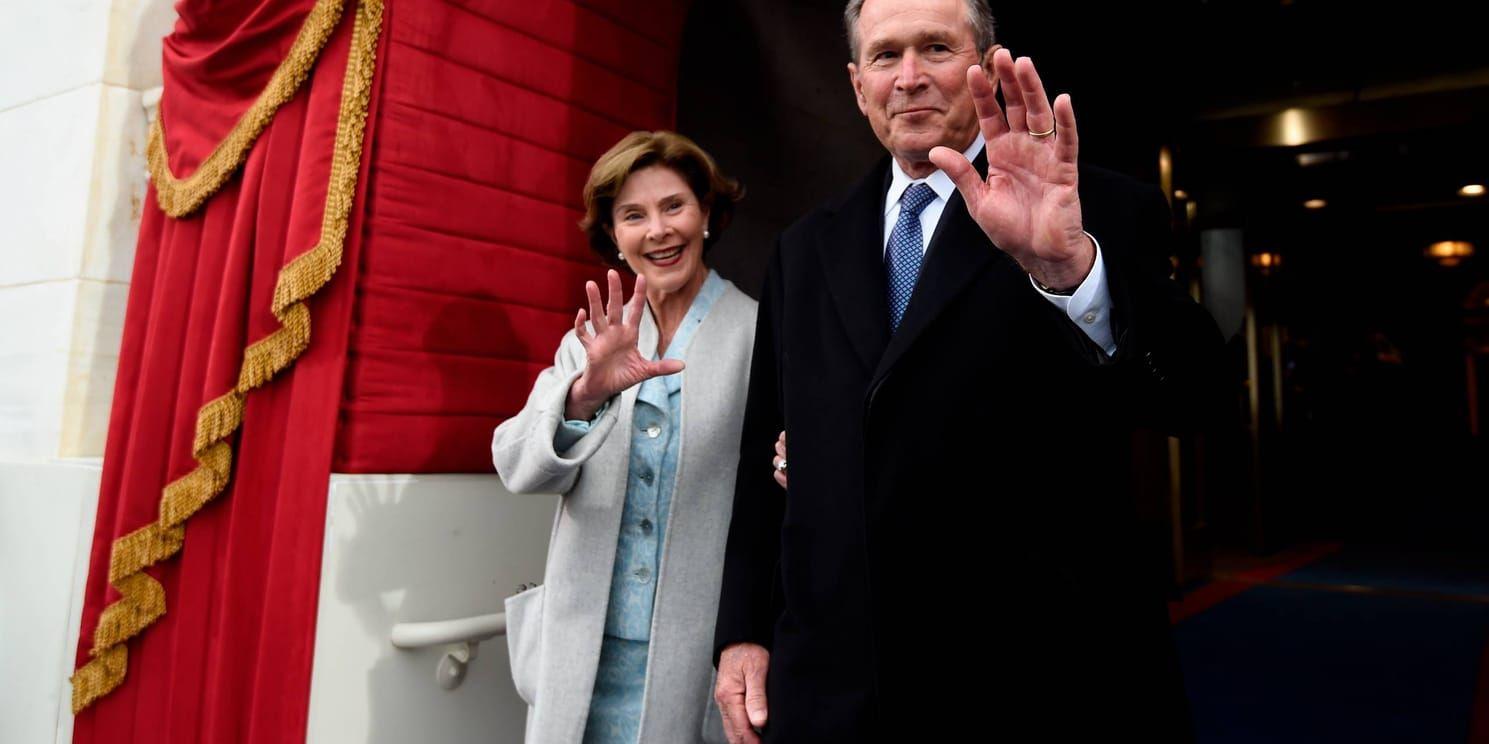 George W Bush med hustrun Laura Bush vid Donald Trumps presidentinstallation.