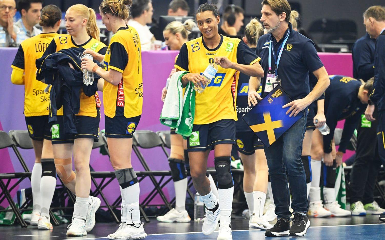 Sverige, här med veteranstjärnan Jamina Roberts och förbundskaptenen Tomas Axnér, besegrade Sydkorea med 32–27. Men det var redan före matchen klart att Sverige missar kvartsfinalen i VM.