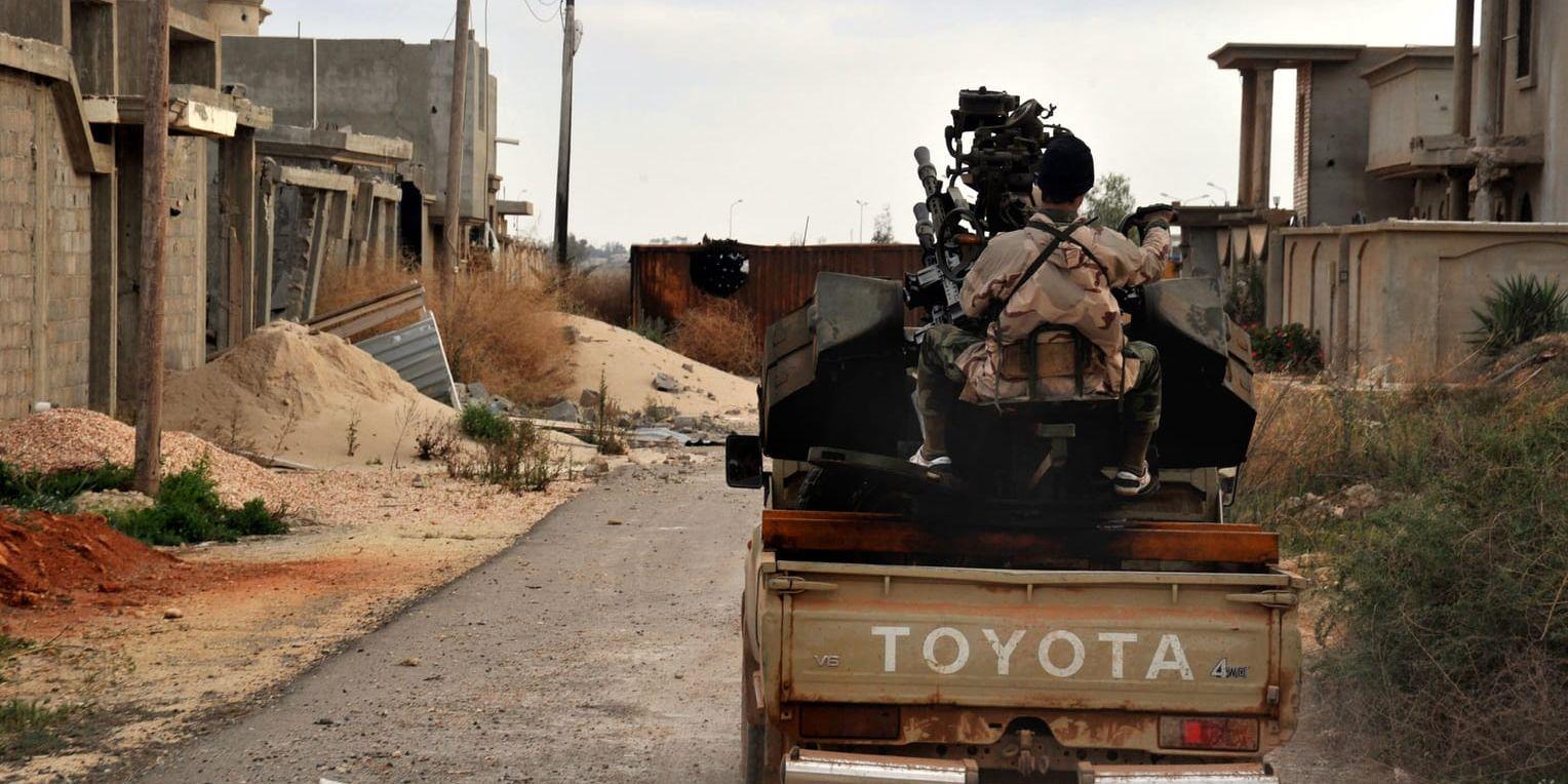 Libyska regeringssoldater i strider med terrorgruppen IS. Arkivbild.