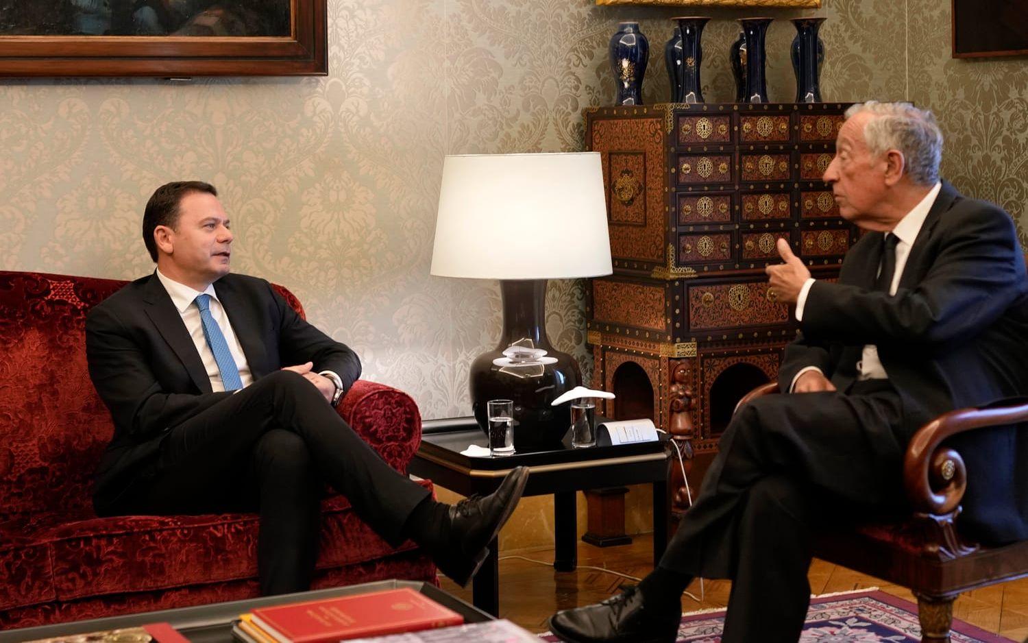 Portugals nye premiärminister Luís Montenegro och landets president Marcelo Rebelo de Sousa under onsdagskvällens möte.