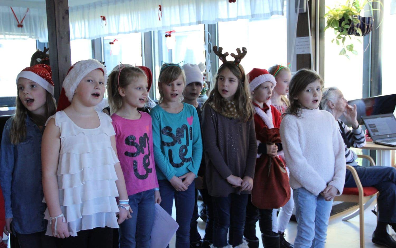 Eleverna bjöd på klassiska julsånger med de äldre som publik. Bild: Lisa Henricson