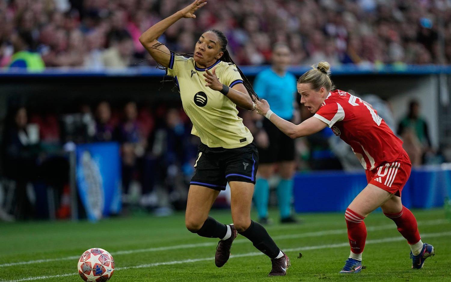 Barcelonas Salma Paralluelo blev dragen i håret av Bayern Münchens Franziska Kett. Tyskan Kett blev utvisad för tilltaget i den första Champions League-semifinalen.