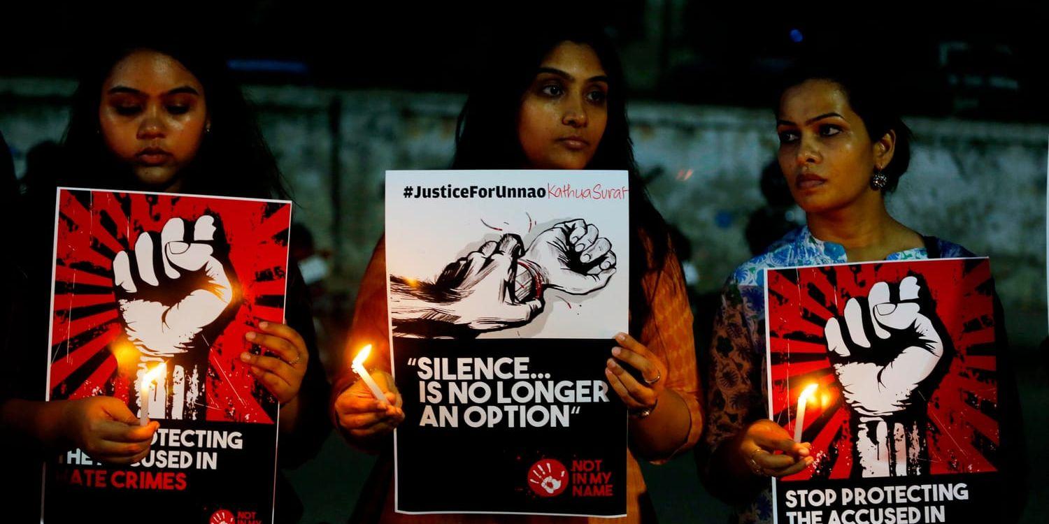 Indiska kvinnor protesterar mot våldtäkt i Ahmadabad i Indien.