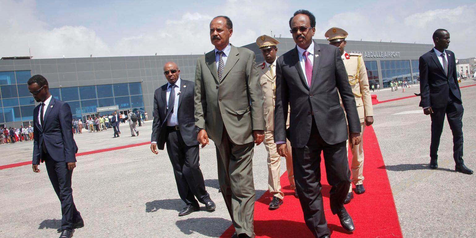 Eritreas president Isaias Afwerki, till vänster på röda matten, välkomnas av Somalias president.