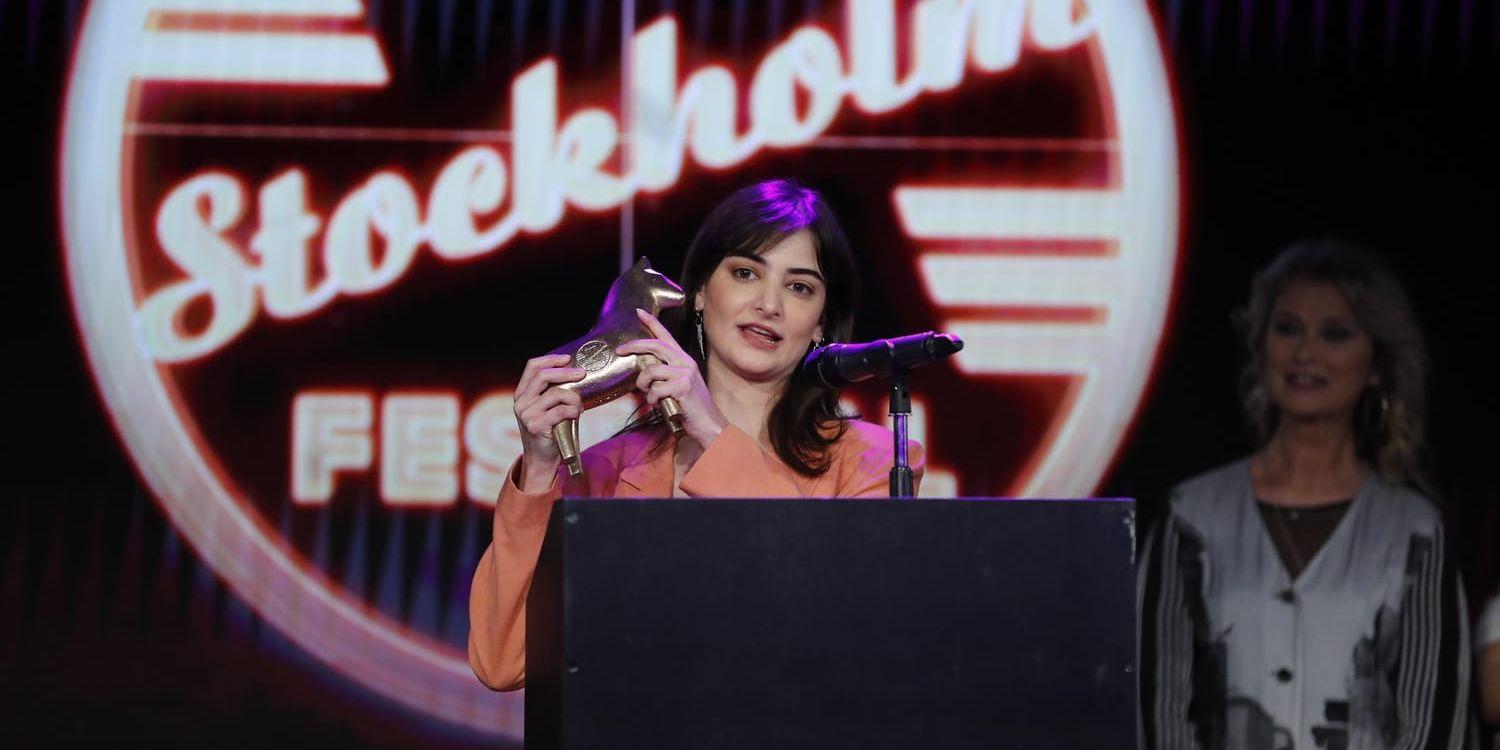 Regissören Jasmin Mozaffari tog emot priset för bästa film för sin "Firecrackers".