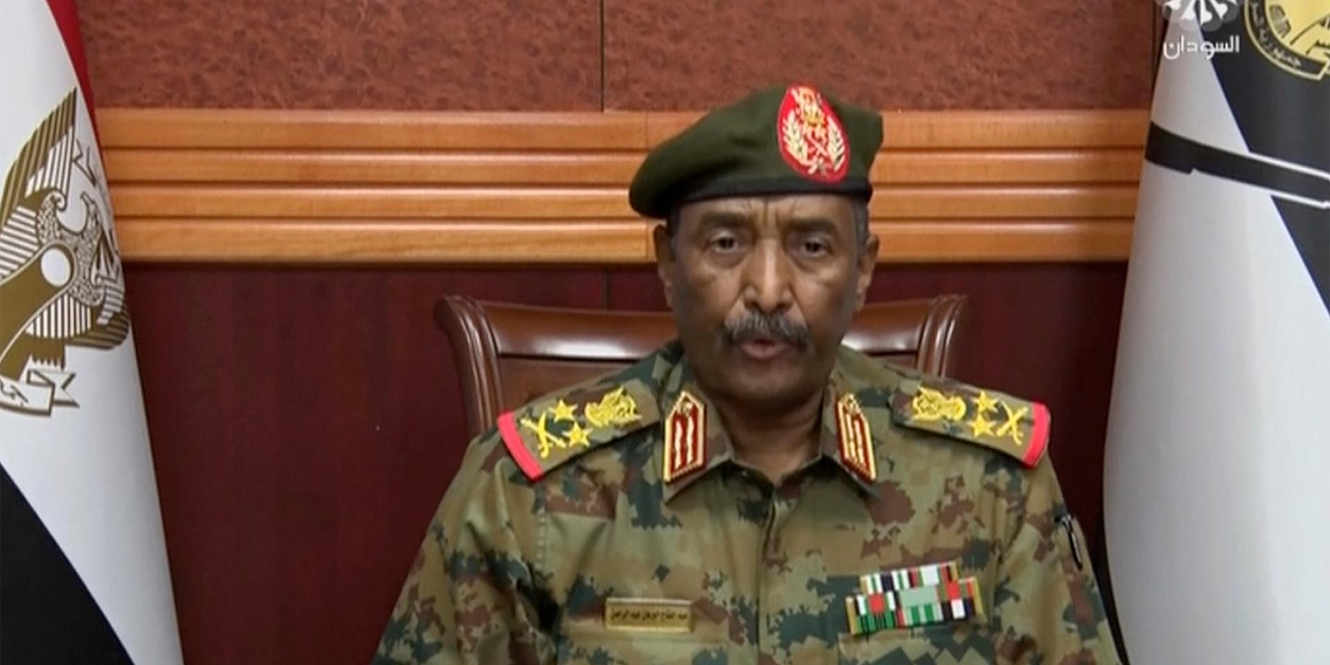 General Abdel-Fattah Burhan framträdde i teve och tillkännagav att landets styrande råd hade upplösts. Enligt generalen ska militären leda landet fram till valet 2023.