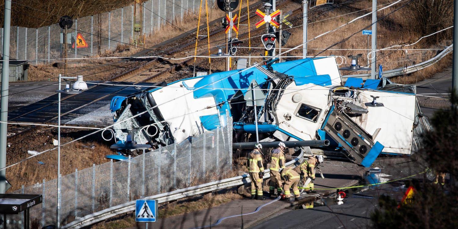 Den olycka där ett tåg kolliderade med en gasbuss i mars i år är nu utredd. Utredningen visar på stora säkerhetsbrister. 