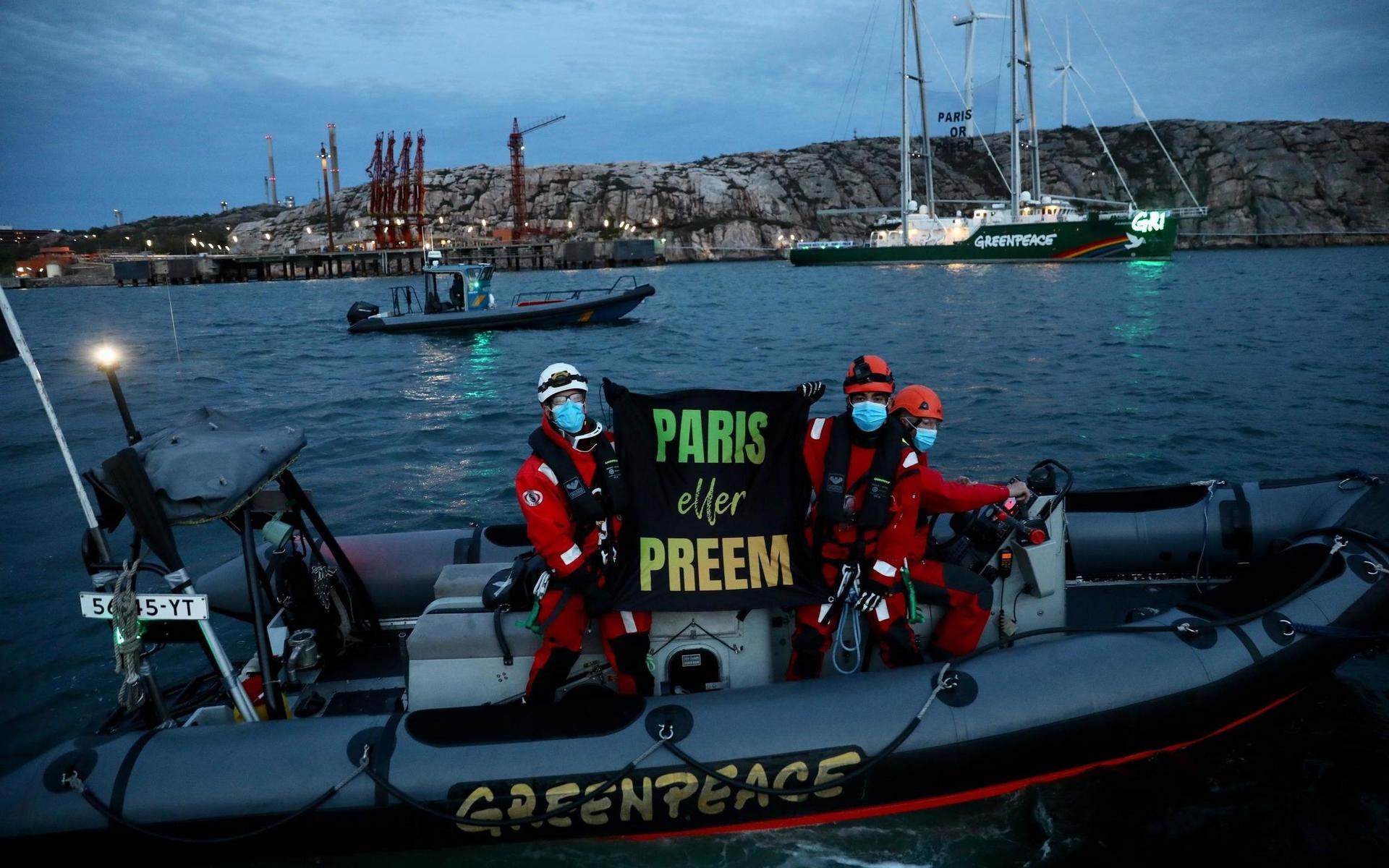 Greenpeace har intentionen att fortsätta blockera anloppet till Preemraffs hamn tills dess att det står klart att det inte blir någon utbyggnad.