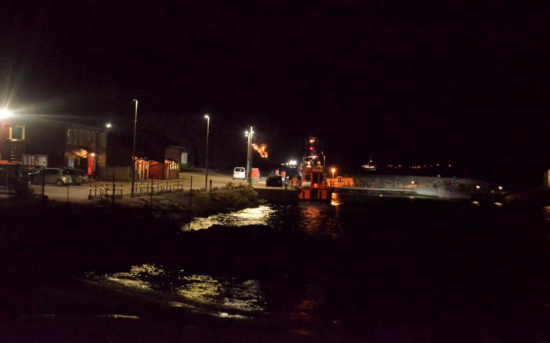 Lotsstationen nära Preemraff har en central roll för fartygstrafiken i Brofjorden men på torsdagskvällen påverkades arbetet av Greenpeace aktion.
