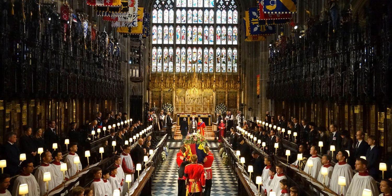 Drottning Elizabeths kista bärs fram i Saint George's Chapel i Windsor Castle den 19 september i fjol.