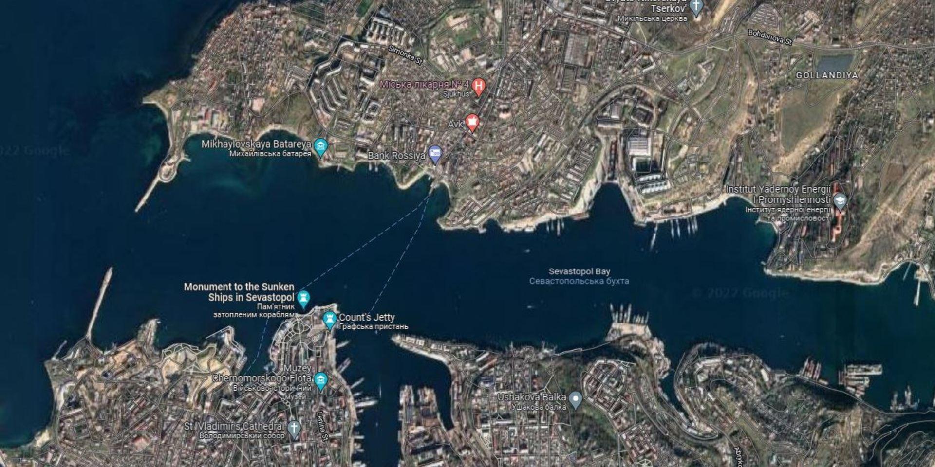 Satellitbild över hamnen i Sevastopol där Ryssland uppges ha placerat ut delfiner för att skydda flottbasen i hamnen.