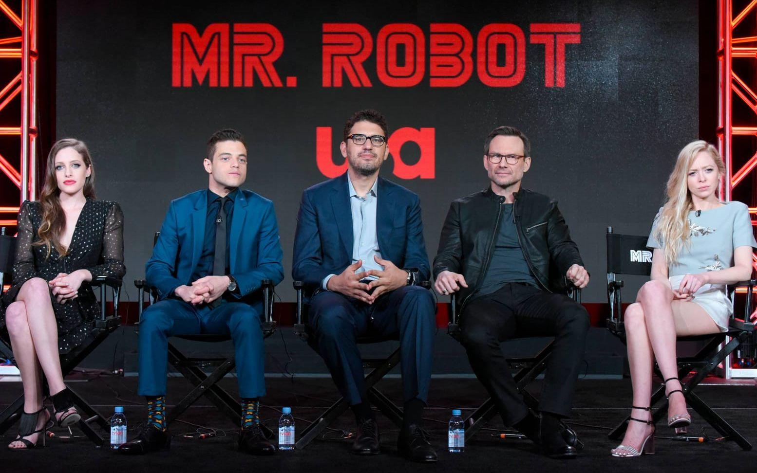 "Mr Robot"-skaparen Sam Esmail tillsammans med några av seriens skådespelare. Foto: TT