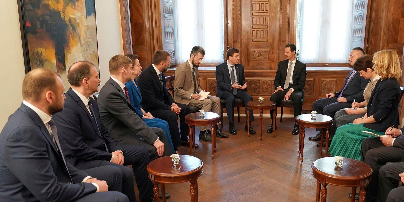 Syriens president Bashar al-Assad (längts bort i bild till höger) träffar ryska parlamentariker i Damaskus.