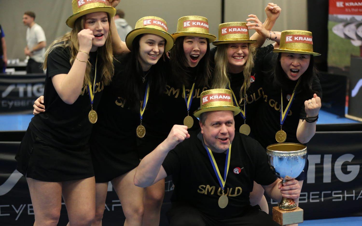 Laget som tog Eslövs sjätte raka SM-guld. Från vänster: Alice Nilsson, Alexandra Chiriacova, Nomin Baasan, Li Fen, Siri Benjegård och framför tränare Mattias Andersson.