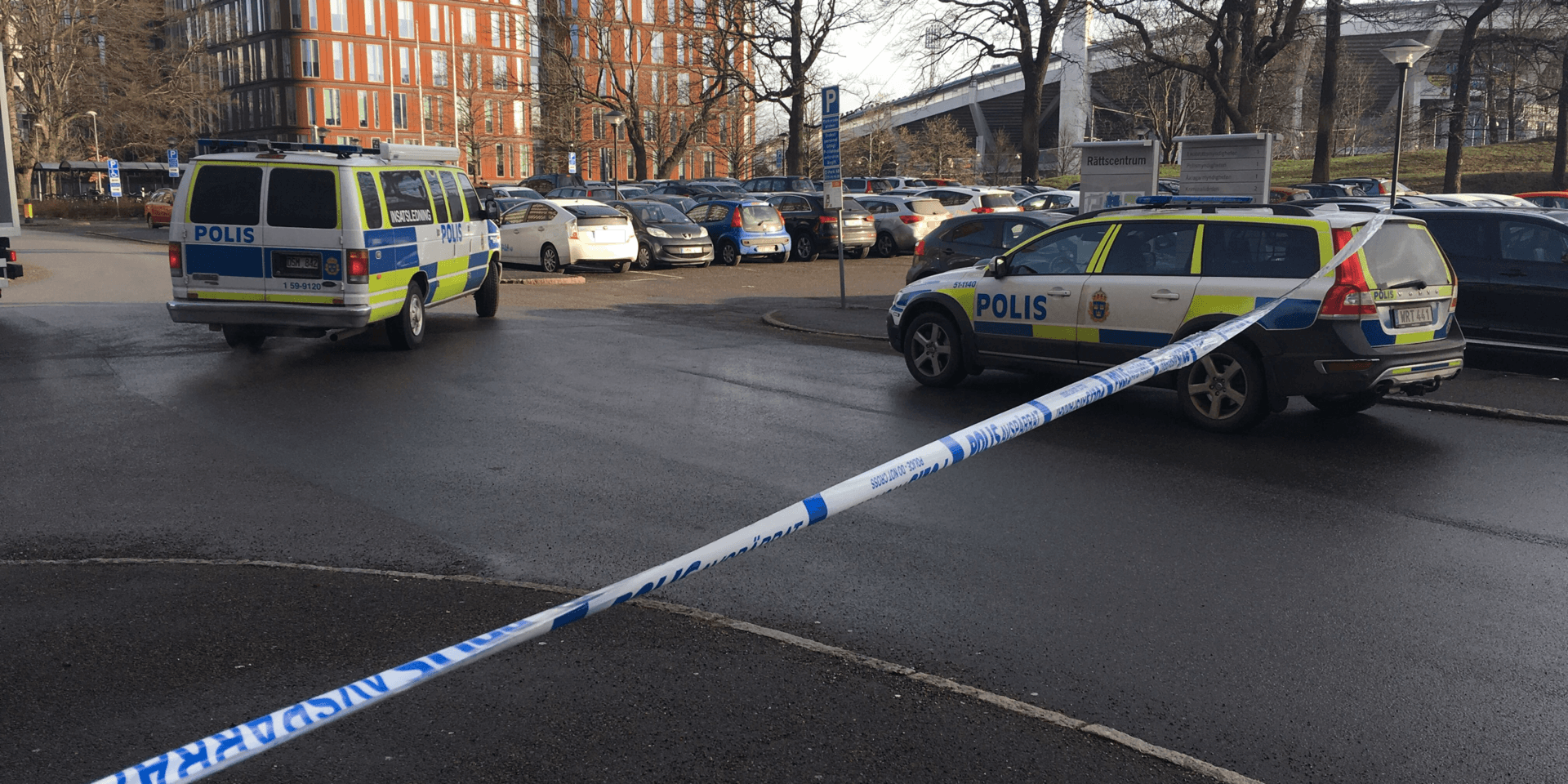 Ett misstänkt farligt föremål har hittats på polishusgården i Göteborg.