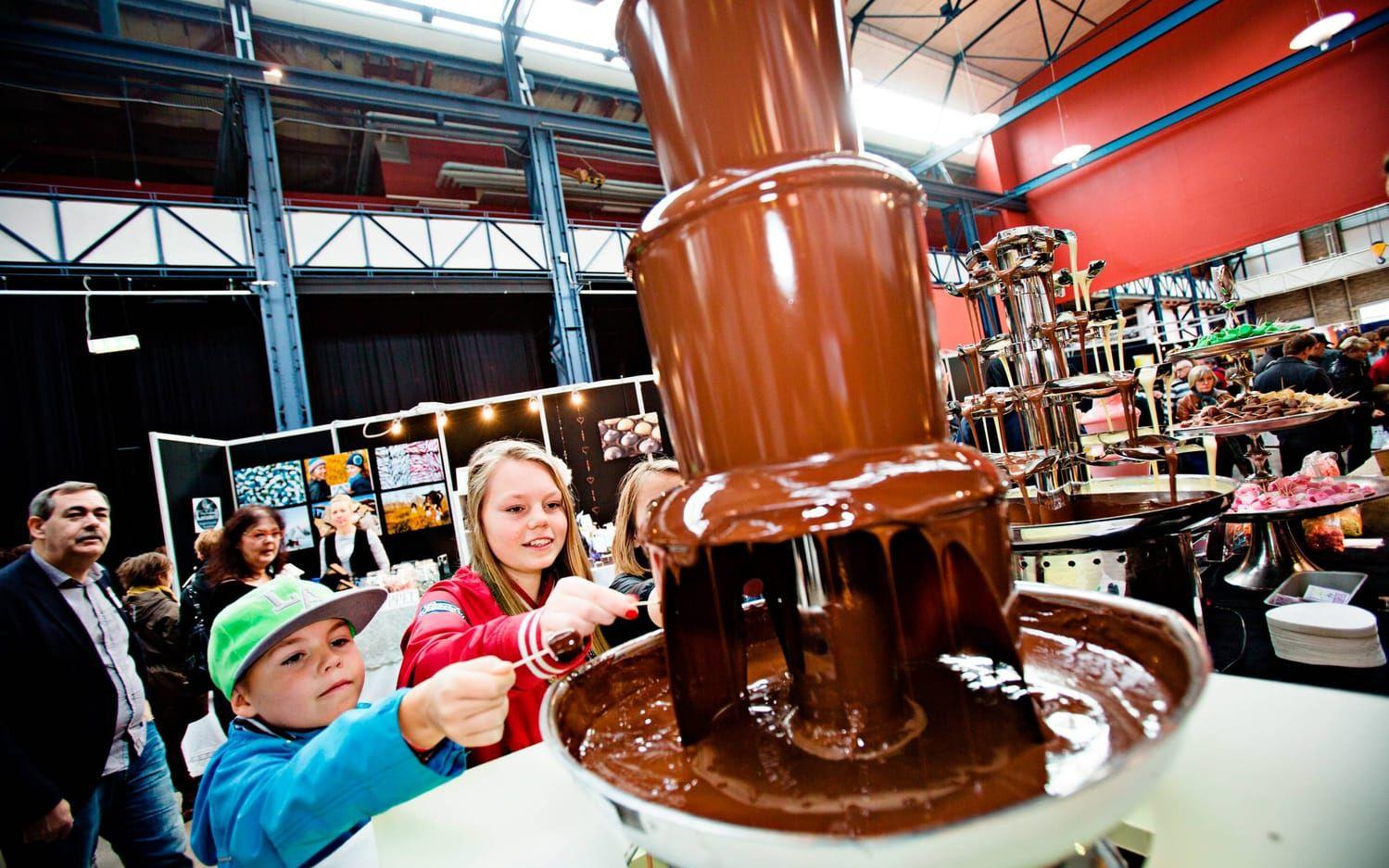Ivar och Sanna Lingsten provsmakar choklad från en stor chokladfontän. Var den god? Nej, men den chokladsort jag hade velat ha hade blivit för dyr, säger Sanna.