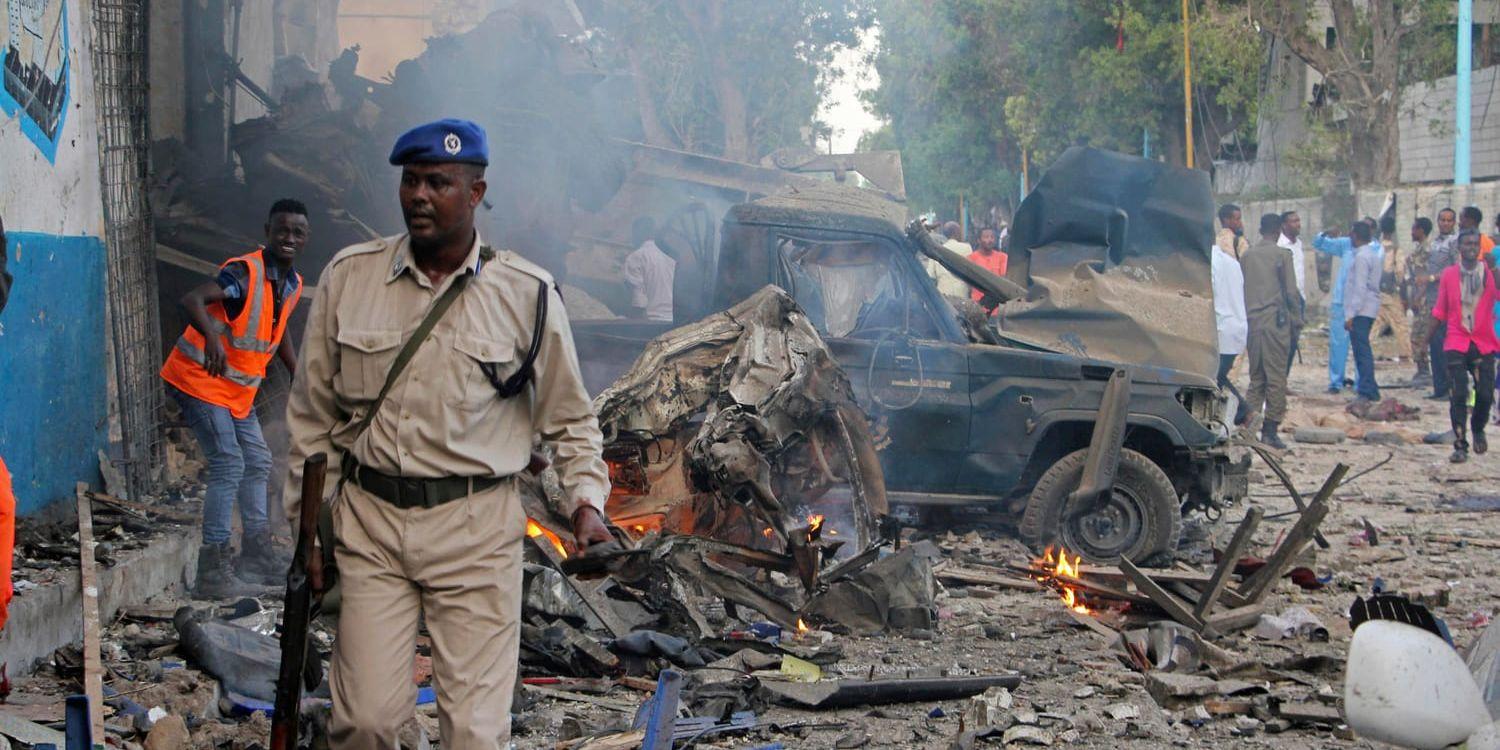 Flera människor dödades när en bilbomb detonerade och ett populärt hotell i Somalias huvudstad Mogadishu stormades av beväpnade angripare.