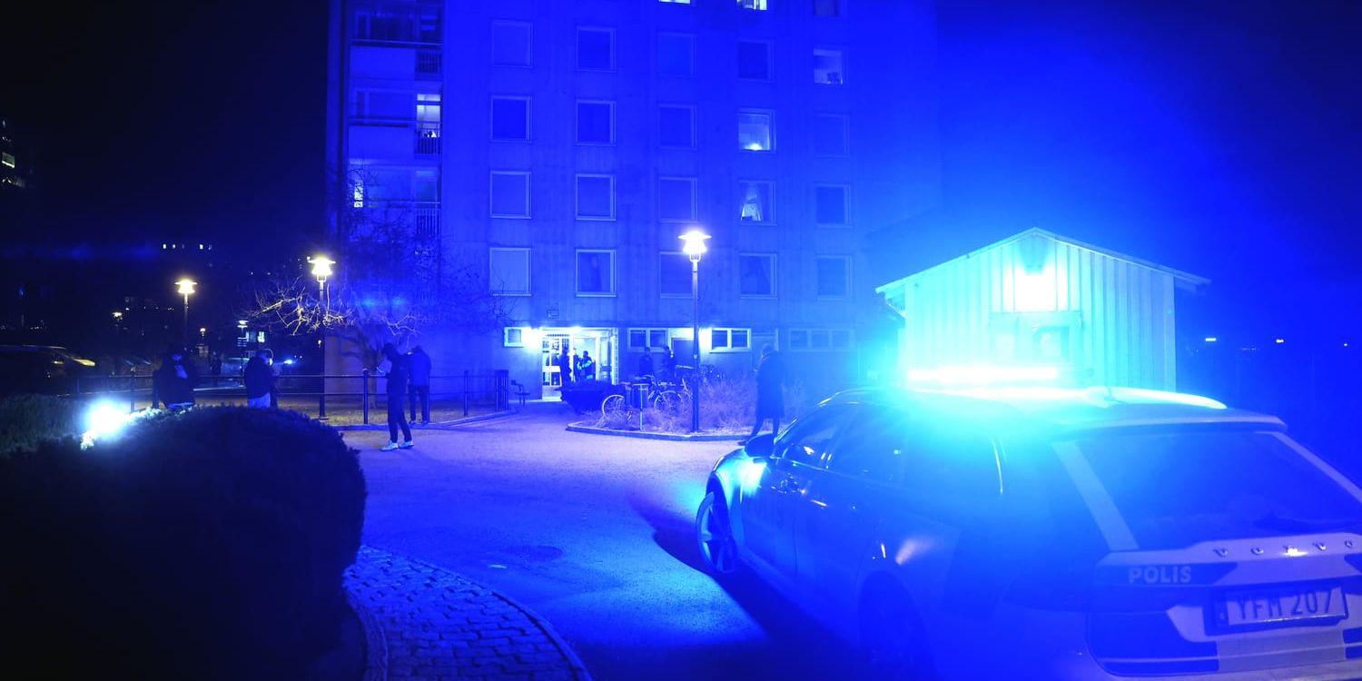 Polisen har en stor personalstyrka på plats efter explosionen i ett trapphus i Årsta.