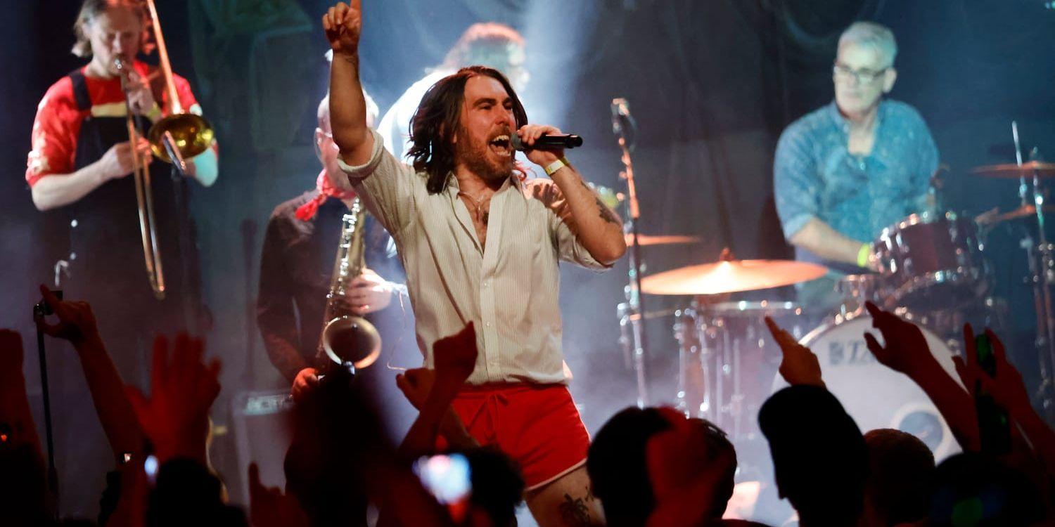 Valter Nilsson rockar järnet på scen.