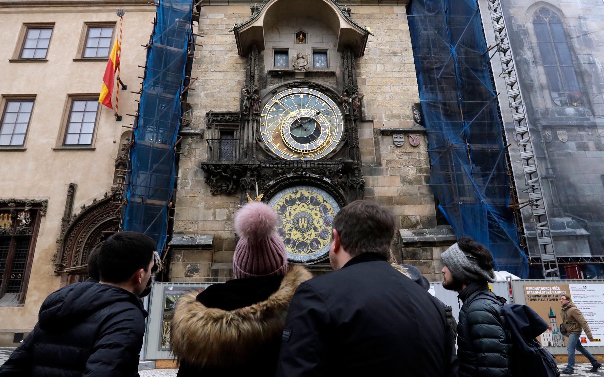 Den astronomiska klockan i Prag lockar vanligtvis många besökare. Nu rasar invånarna över den ”amatörmässiga” restaureringen. 