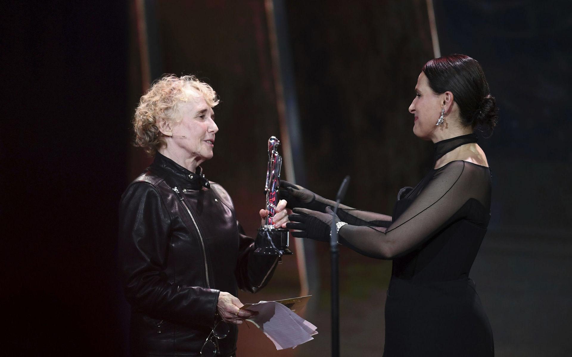 Claire Denis delade ut pris till Juliette Binoche för hennes insatser på filmduken.
