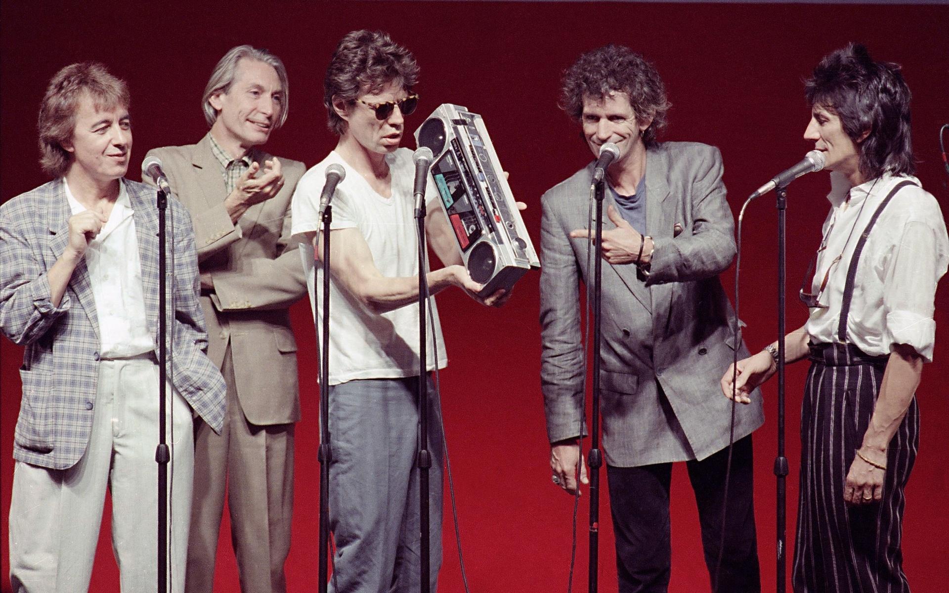 The Rolling Stones på presskonferens 1989. Charlie Watts andra från vänster.