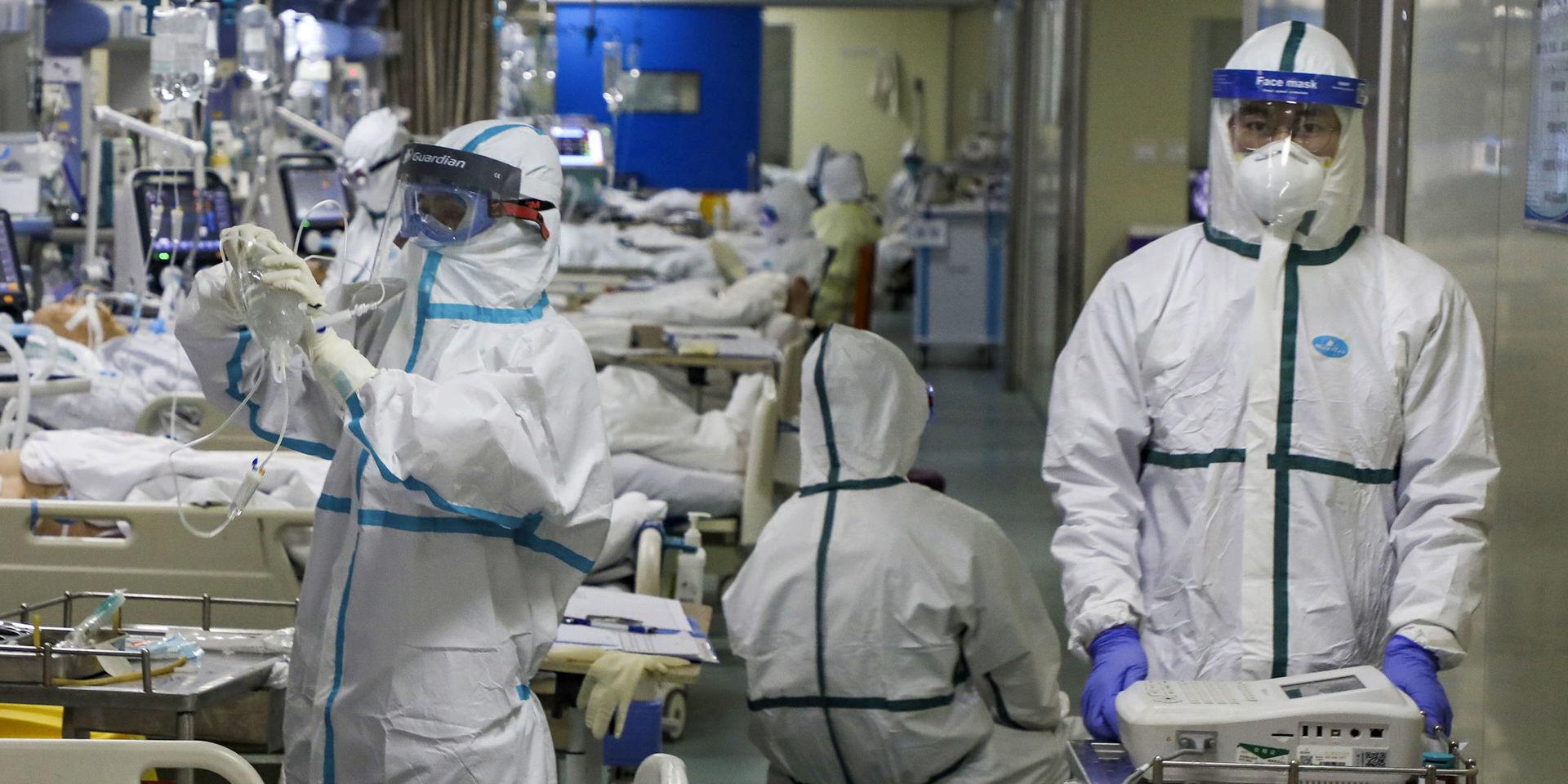 Patienter och vårdpersonal på en intensivvårdsavdelning i den värst drabbade staden Wuhan.