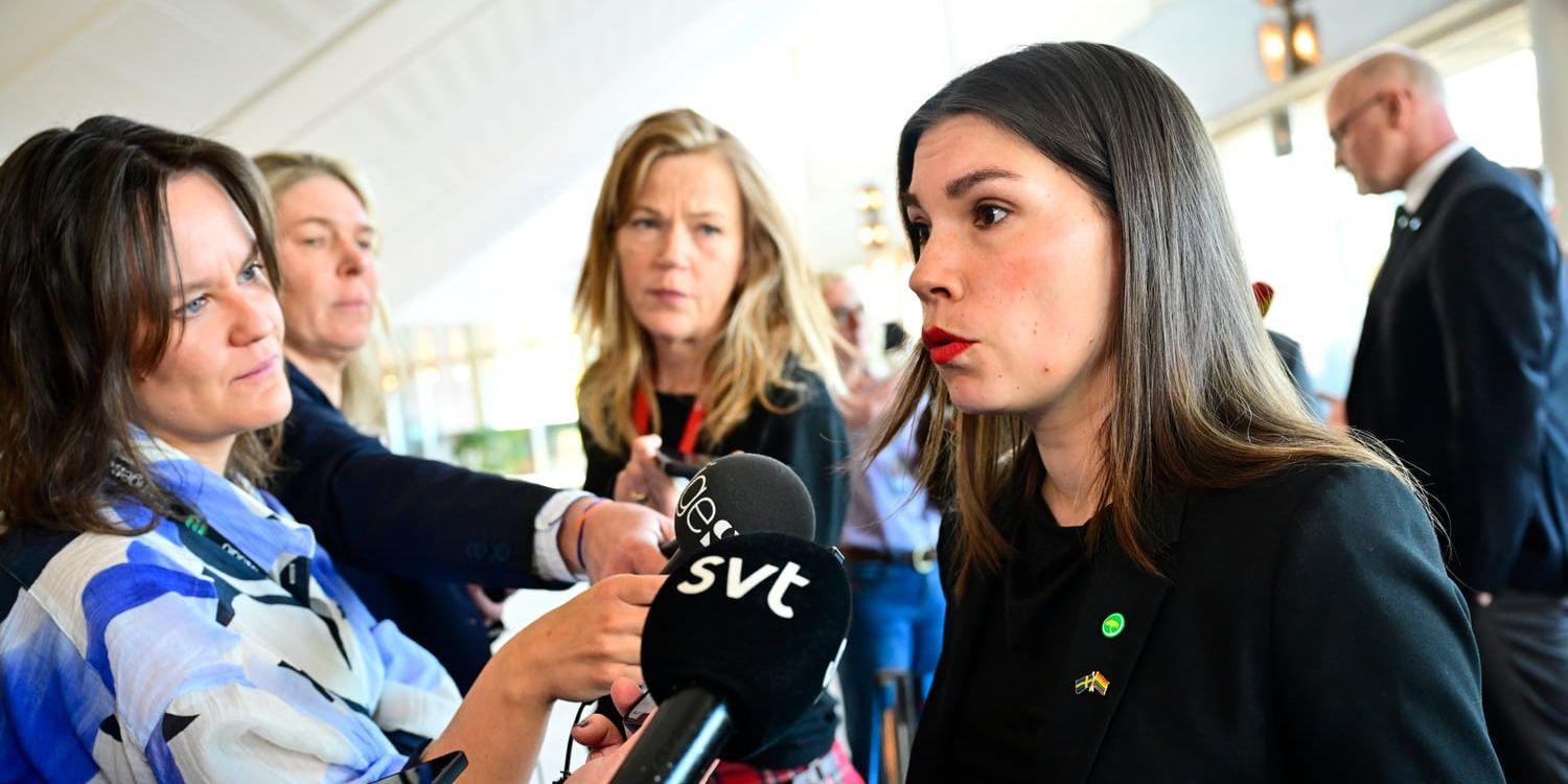 En klunga med reportrar som intervjuar en politiker. 