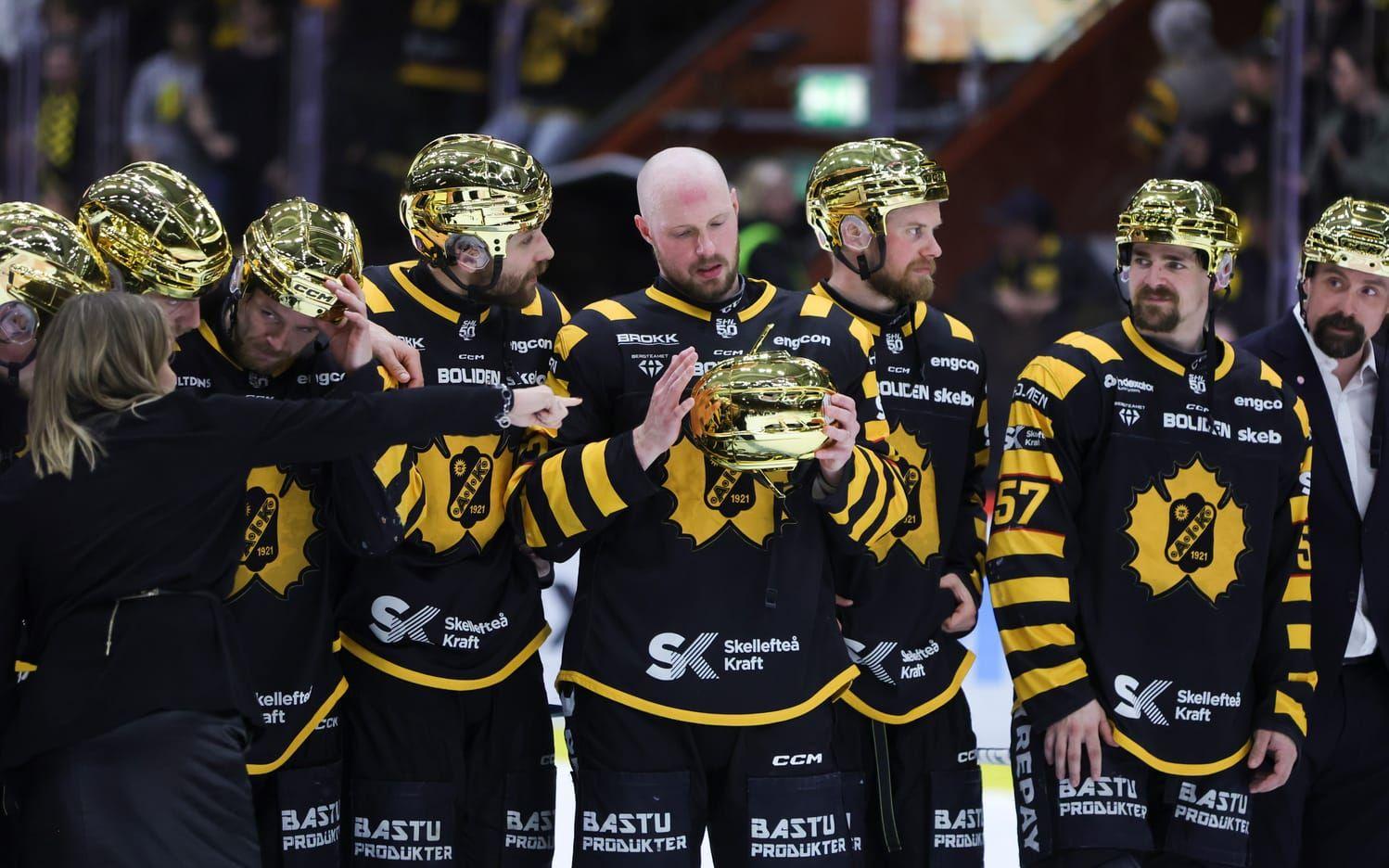 Skellefteås Martin Lundberg (i mitten), med guldhjälmen i händerna, tillsammans med lagkamraterna.