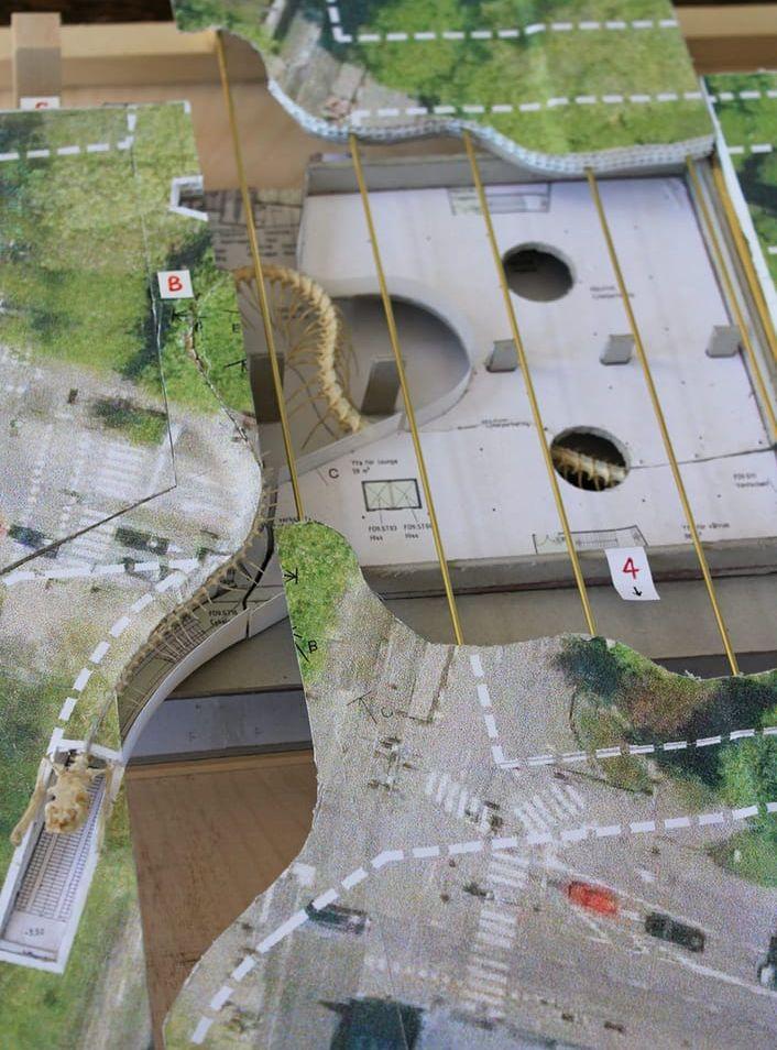 Överskiktsbild av stationen i Haga, där ormskelettet ses slingra sig genom jordlagren. Bild: Statens konstråd.
