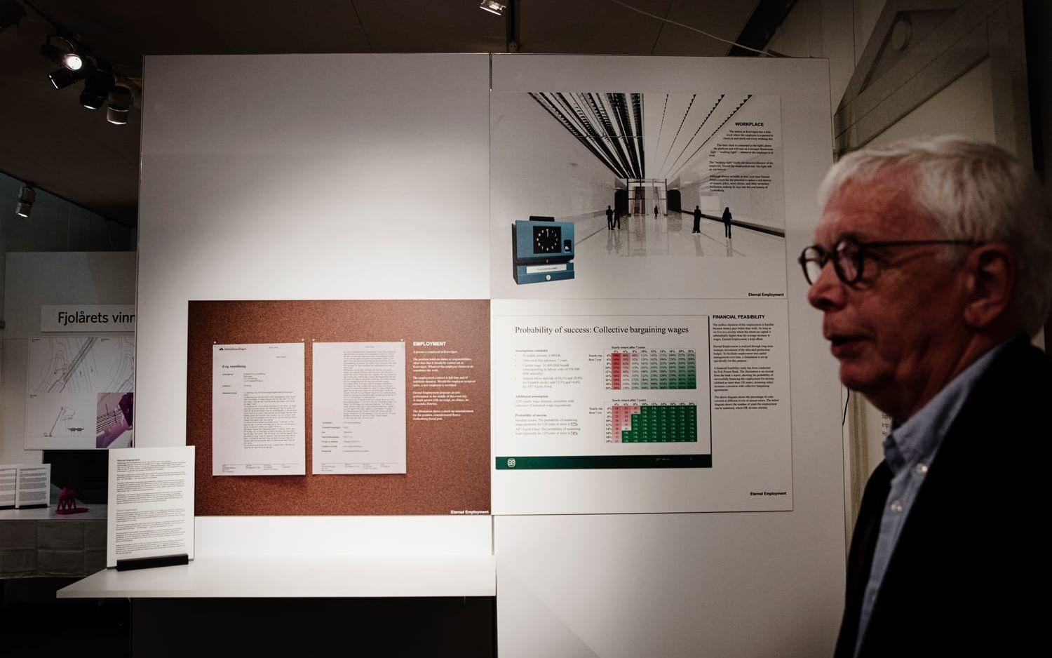 Johny Lindeberg visar runt på utställningen med de sju finalförslagen på Göteborgs stadsmuseum. Bild: Jonas Lindstedt.