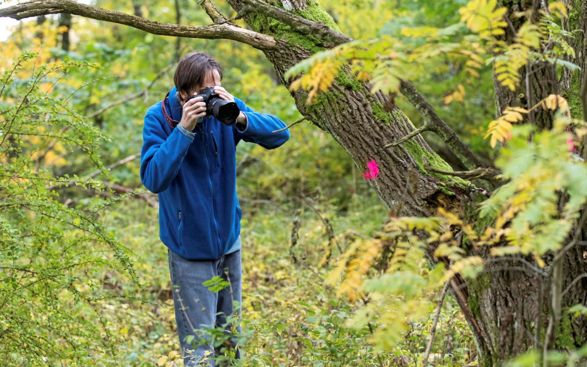 Miljöaktivisten Chris Ceder, som också är biolog, har ihärdigt dokumenterat det som pågått i Välenskogen.
