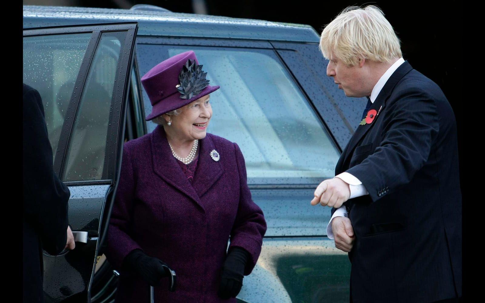 2008: Boris Johnson tvingades be om offentlig ursäkt sedan han sagt att drottningen Elizabeth  reser runt i samväldet och möts av "flag-waving piccaninnies”. Det senare ett nedsättande ord för mörkhyade barn. Foto: Stella