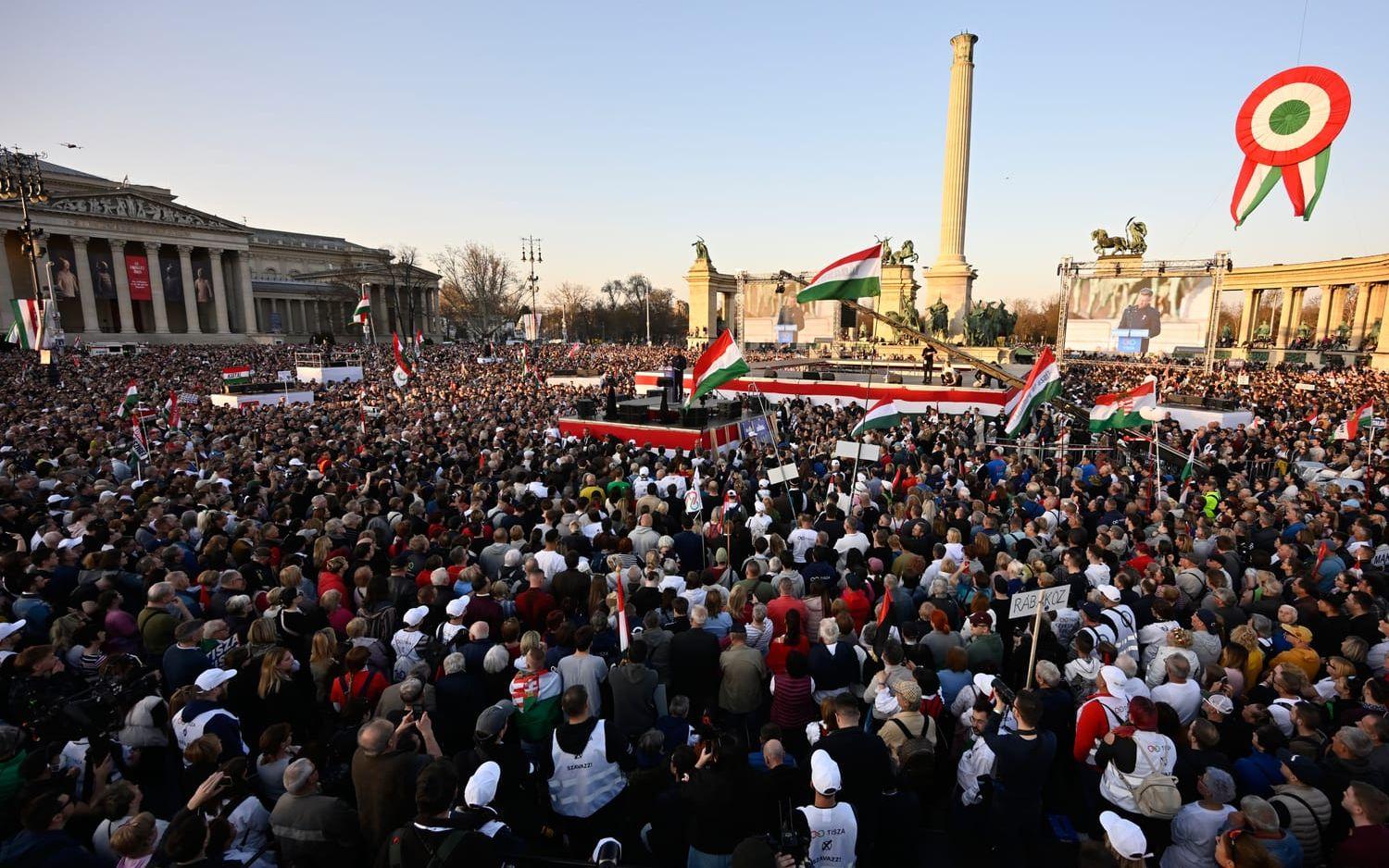 Oppositionsledaren Péter Magyar talade inför minst hundratusen människor på Hjältarnas torg i Budapest.