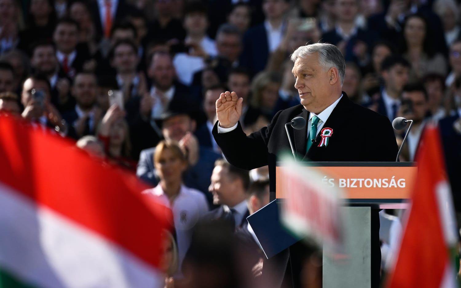 Viktor Orbán talade på en scen utanför parlamentet.