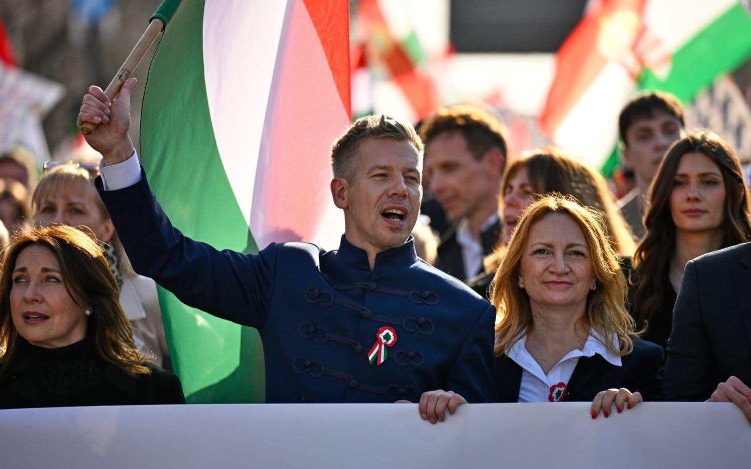 Oppositionsledare Péter Magyar tillsammans med anhängare under söndagens demonstration.