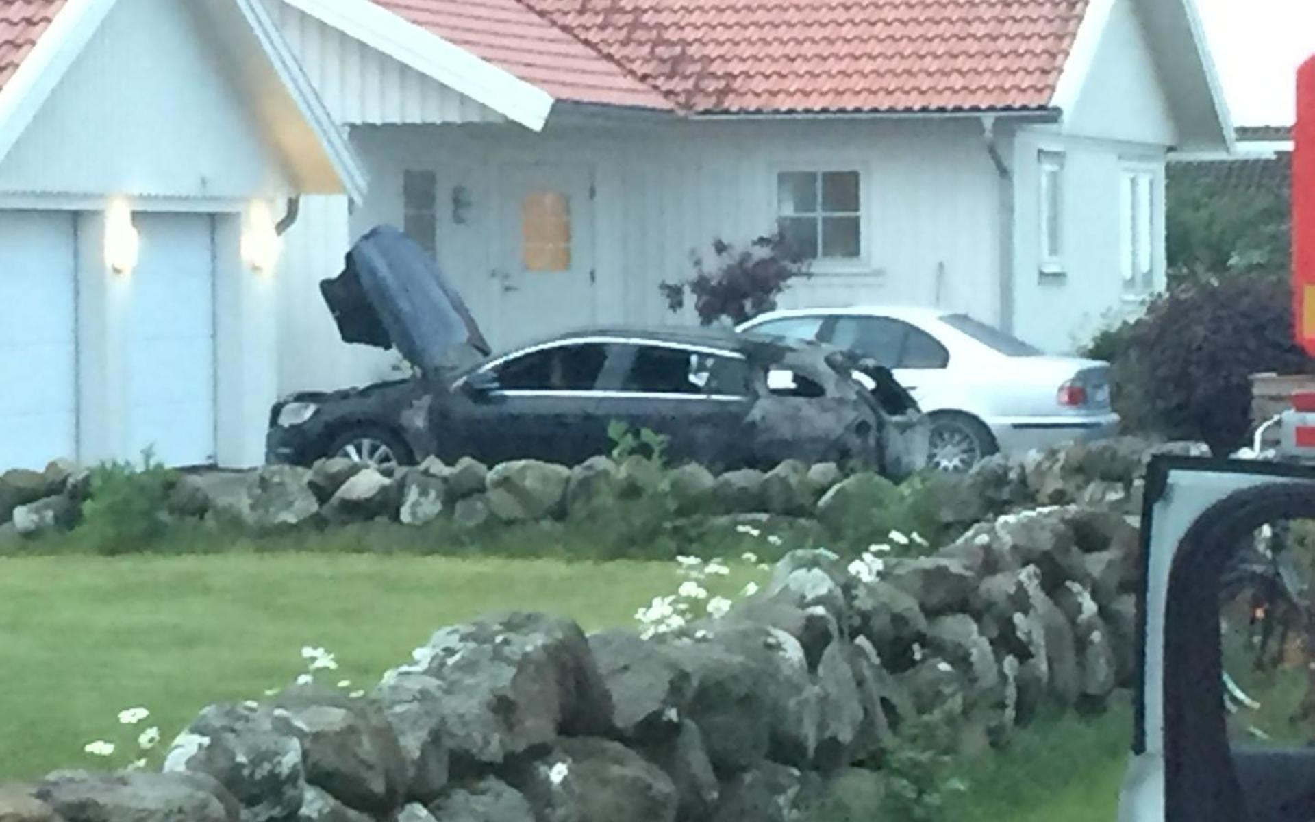 Bilen som började brinna stod parkerad precis intill Niclas Petterssons bostadshus i Falkenberg.