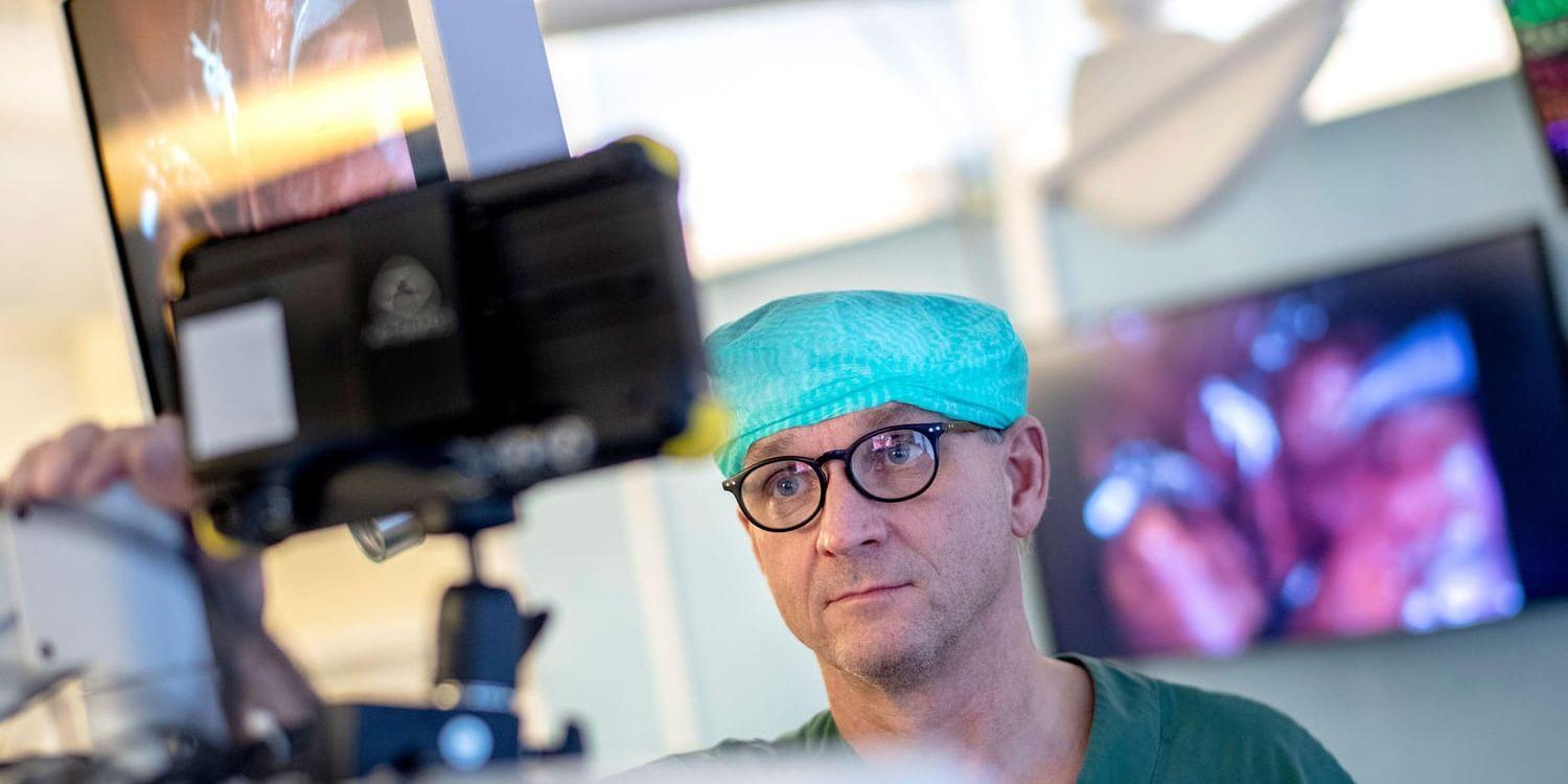 Mats Brännström, professor vid Sahlgrenska akademin i Göteborg, övervakar en livmodertransplantation via en bildskärm.