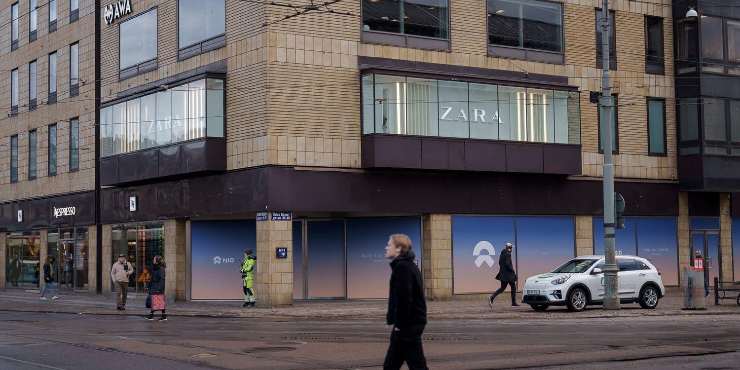 Fasaden på hörnet mellan Östra hamngatan och Södra hamngatan, en person promenerar i förgrunden. 