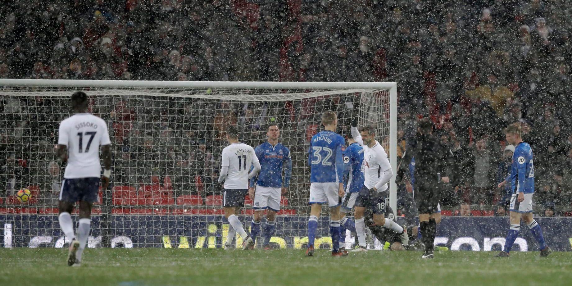Tottenhams Fernando Llorente firar sitt andra mål på det snöymniga Wembley.